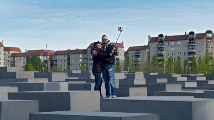 Ein Selfie am Holocaust-Mahnmal in Berlin. Andere nutzen die Stelen als Picknick-Platz.