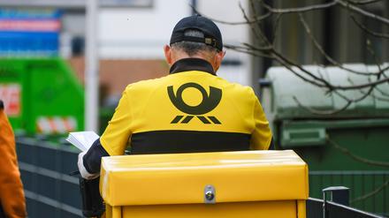 Zu große Zustellbezirke, zu wenig Personal, zu viele Aufgaben: Die Postboten der Deutschen Post kommen beim Zustellen kaum noch hinterher (Symbolbild).