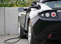 Ein Tesla wird geladen: Der Elektroautobauer lieferte im zweiten Quartal mehr als 11 000 Fahrzeuge aus.