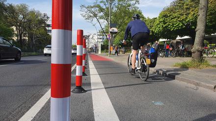 Plastikpoller sichern den Radweg am Tempelhofer Damm – erfolgreich