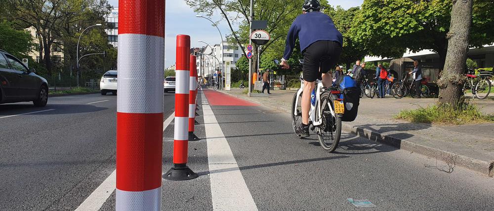 Plastikpoller sichern den Radweg am Tempelhofer Damm – erfolgreich