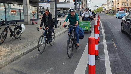Stadträtin Saskia Ellenbeck (links) beim „Anradeln“ auf dem Pollerradweg.