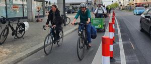 Stadträtin Saskia Ellenbeck (links) beim „Anradeln“ auf dem Pollerradweg.