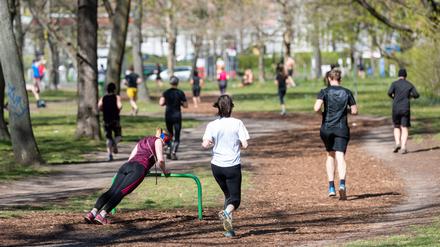 Jogger im Volkspark Friedrichshain.