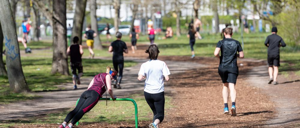 Jogger im Volkspark Friedrichshain.