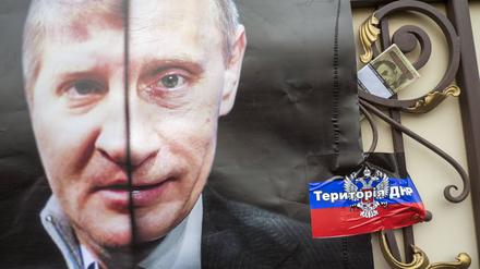 Offener Bruch. Rinat Achmetow (linke Hälfte) kam nach dem Ende der Sowjetunion zu unverschämtem Reichtum. Nach den ersten Kriegswochen stellte sich der ukrainische Oligarch gegen Russlands Präsidenten (rechte Hälfte) und sagte: „Putin ist ein Kriegsverbrecher.“  