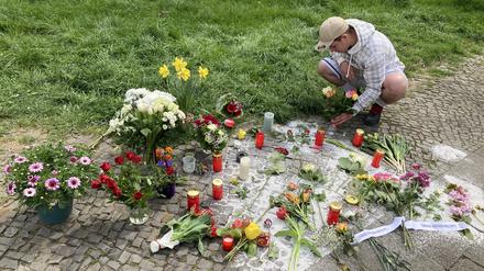 Stilles Gedenken. Am Tatort an der Kreuzung von Mühlen- und Maximilianstraße stellt Anwohner Gino eine Grabkerze für die getötete Frau ab. Er beobachtete die Tat am Freitag aus dem Fenster seiner Wohnung im fünften Stock.