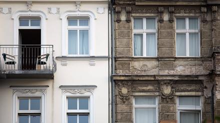 Unsanierter Altbau Ein sanierter und ein unsanierter Altbau in der Rigaer Straße in Berlin Friedrichshain.