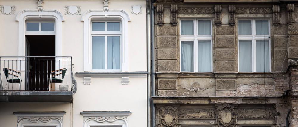Unsanierter Altbau Ein sanierter und ein unsanierter Altbau in der Rigaer Straße in Berlin Friedrichshain.