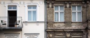 Unsanierter Altbau Ein sanierter und ein unsanierter Altbau in der Rigaer Straße in Berlin Friedrichshain.