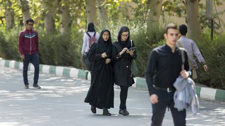 Studentinnen und Studenten laufen an der Universitaet in Teheran am 18. Oktober 2015 über den Campus.