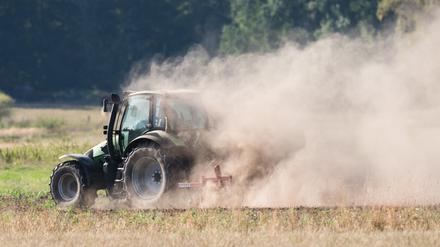 Ein Landwirt pflügt im Dürrejahr 2018 ein staubtrockenes Feld in der Region Hannover. 