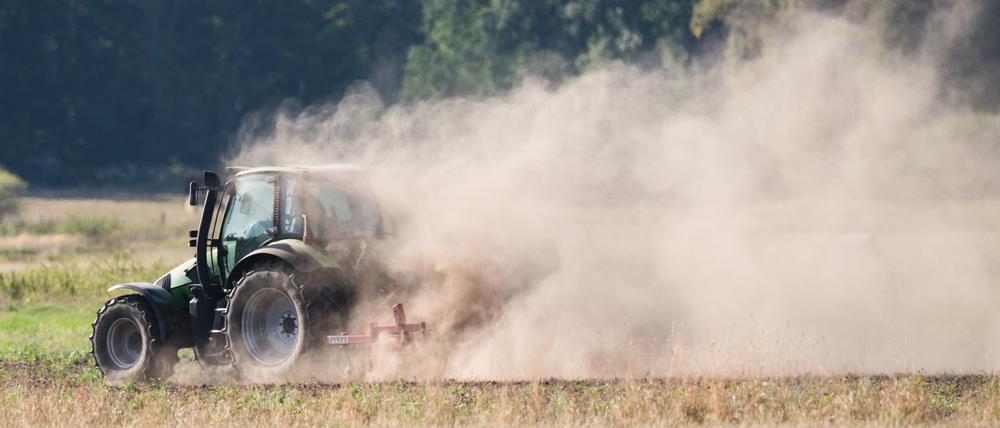Ein Landwirt pflügt im Dürrejahr 2018 ein staubtrockenes Feld in der Region Hannover.