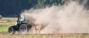 Ein Landwirt pflügt im Dürrejahr 2018 ein staubtrockenes Feld in der Region Hannover. 