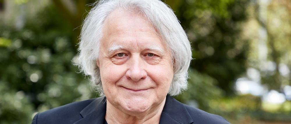 Peter Urban, Moderator und Musiker, bei einem Fototermin. Der langjährige Kommentator und Musikexperte kommentiert den Eurovision Song Contest (ESC) seit 1997.