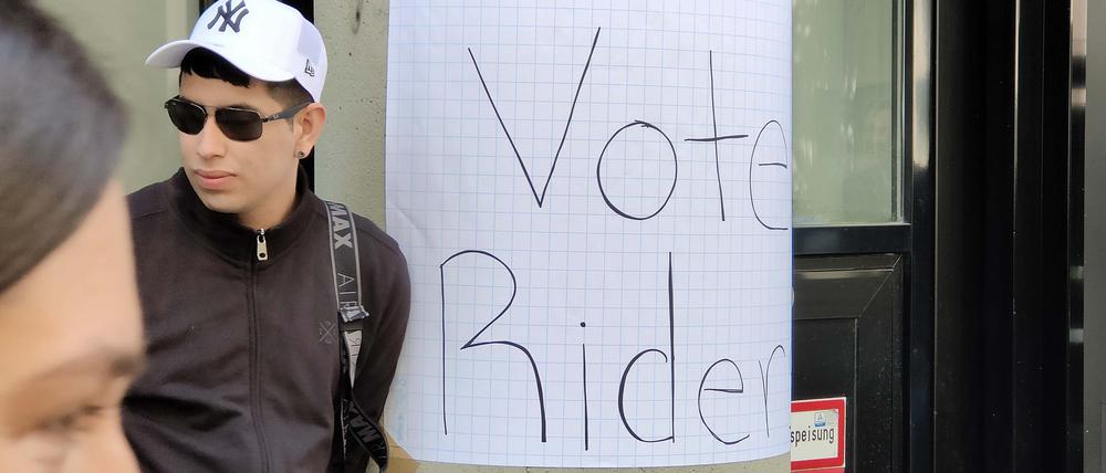 Die Demonstranten riefen die Rider auf, bei der Wahl gegen den Initiator zu stimmen.