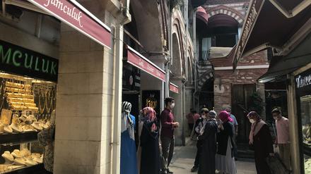 Schlangen vor einem Goldhändler im Basar-Viertel in Istanbul. 