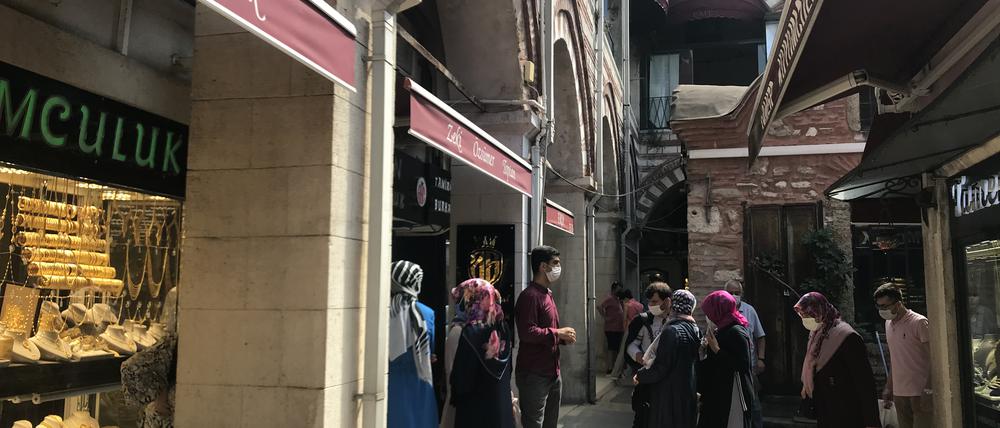 Schlangen vor einem Goldhändler im Basar-Viertel in Istanbul. 
