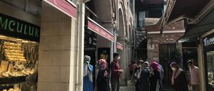 Schlangen vor einem Goldhändler im Basar-Viertel in Istanbul. 