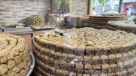 In den Bäckereien auf der Sonnenallee werden Baklava nicht nur während des Zuckerfestes gern an Kinder verteilt.