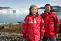Bundeskanzlerin Angela Merkel (CDU) und ihr heutiger Vizekanzler Sigmar Gabriel (SPD) haben 2007 das deutsche Klimaziel für das Jahr 2020 formuliert. Die Treibhausgasemissionen sollen im Vergleich zu 1990 um 40 Prozent sinken. Gabriel war damals noch Umweltminister. Die beiden Politiker reisten 2007 nach Grönland, um sich vor schmelzenden Gletschern fotografieren zu lassen, und ihren Willen zum Klimaschutz zu bezeugen.