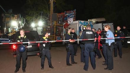 1. Mai 2022: Polizeibeamte stehen auf dem Gelände eines Rummels am Columbiadamm.