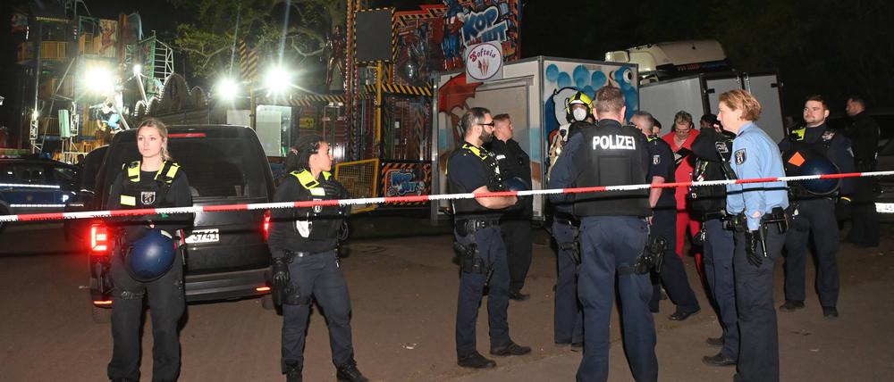 1. Mai 2022: Polizeibeamte stehen auf dem Gelände eines Rummels am Columbiadamm.