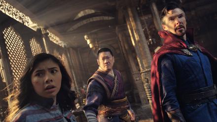 Dr. Stephen Strange (Benedict Cumberbatch, von rechts), Wong (Benedict Wong) und die junge America Chavez (Xochitl Gomez) im Kampf gegen die bösen Mächte des Universums. 