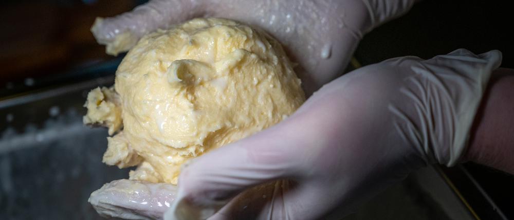 Sabina Lischka formt eine Butterkugel.