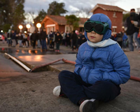 Mit einer Spezialbrille beobachtet dieser Junge die totale Sonnenfinsternis im argentinischen Ort Chascomus.