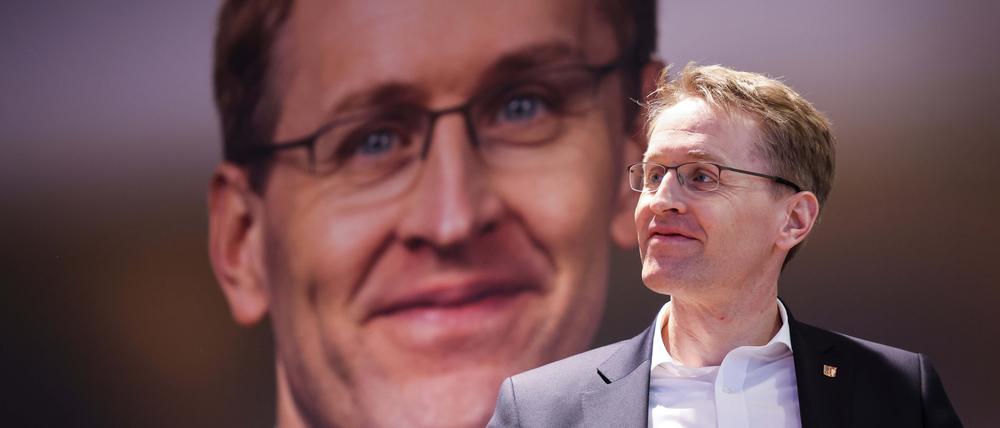 Daniel Günther, Ministerpräsident von Schleswig-Holstein und CDU-Spitzenkandidat, vor dem eigenen Wahlplakat.