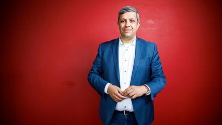 Raed Saleh, Landesvorsitzender der SPD Berlin und Vorsitzender der SPD-Fraktion im Berliner Abgeordnetenhaus, bei einem Portraittermin im Kurt-Schuhmacher-Haus. +++ dpa-Bildfunk +++