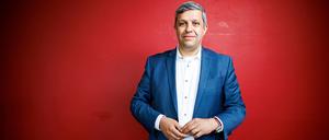 Raed Saleh, Landesvorsitzender der SPD Berlin und Vorsitzender der SPD-Fraktion im Berliner Abgeordnetenhaus, bei einem Portraittermin im Kurt-Schuhmacher-Haus. +++ dpa-Bildfunk +++