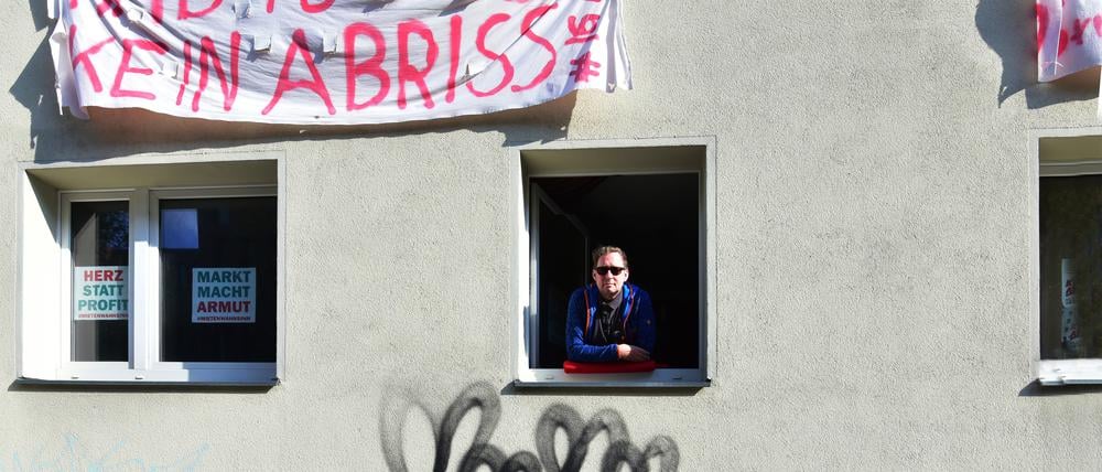 Der Plattenbau in der Habersaathstraße soll abgerissen werden. Altmieter Daniel Diekmann wohnt seit 2005 hier.