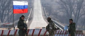 Russen errichten Checkpoints an der Frontlinie. Sie lassen Ukraine im kampffähigen Alter nicht passieren.
