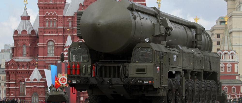 Eine moderne strategische russische Atomrakete vom Typ Topol-M (Nato-Code: SS-27 Sickle B) fährt im Mai 2011 bei der Militärparade zum Tag des Sieges über den Roten Platz in Moskau.