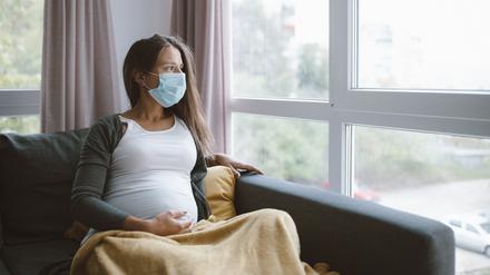 Erfährt die Schwangere, dass sie positiv ist, beginnt der Ärger. Manche Kliniken lehnen sie jetzt ab.