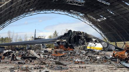 Die Trümmer der Antonow An-225 Mriya liegen im Hangar.
