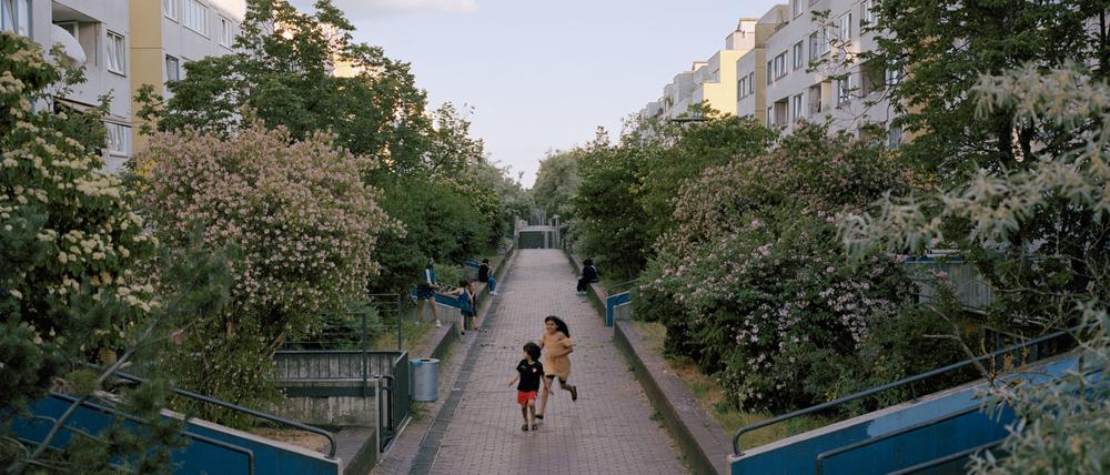 2022-04-11-AmEndeDerSonnenallee-LaufendeKinder 001