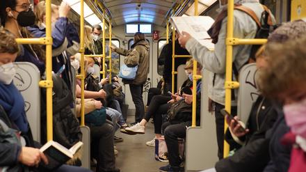 Volle Bahnen trotz leerer Taschen? Der 9-Euro-Fonds erfreut sich derzeit großer Beliebtheit.