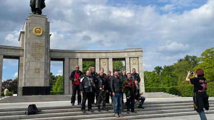 „Nachtwölfe“ im Tiergarten. Die putintreuen Biker posierten am Donnerstag zunächst vor dem Sowjetischen Ehrenmal in Treptow, bevor sie dann mit Motorrädern und einem Auto Richtung Berliner Mitte fuhren. Hier stellten sie sich vor dem Großen Ehrenmal im Tiergarten zum Gruppenfoto auf.
