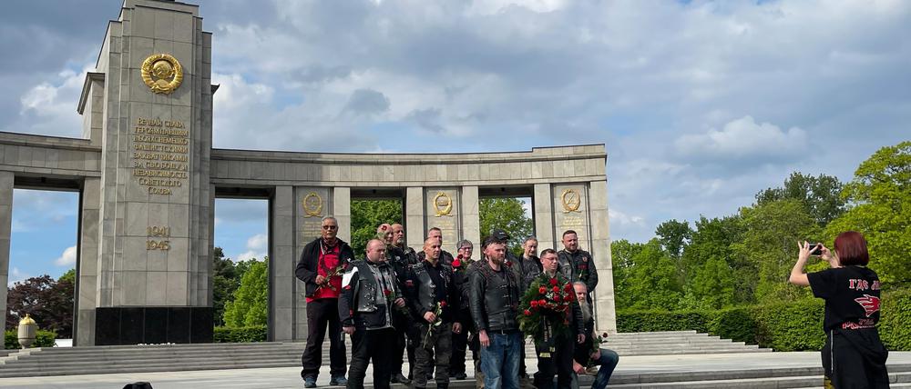„Nachtwölfe“ im Tiergarten. Die putintreuen Biker posierten am Donnerstag zunächst vor dem Sowjetischen Ehrenmal in Treptow, bevor sie dann mit Motorrädern und einem Auto Richtung Berliner Mitte fuhren. Hier stellten sie sich vor dem Großen Ehrenmal im Tiergarten zum Gruppenfoto auf.