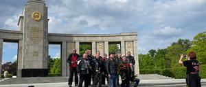 „Nachtwölfe“ im Tiergarten. Die putintreuen Biker posierten am Donnerstag zunächst vor dem Sowjetischen Ehrenmal in Treptow, bevor sie dann mit Motorrädern und einem Auto Richtung Berliner Mitte fuhren. Hier stellten sie sich vor dem Großen Ehrenmal im Tiergarten zum Gruppenfoto auf.