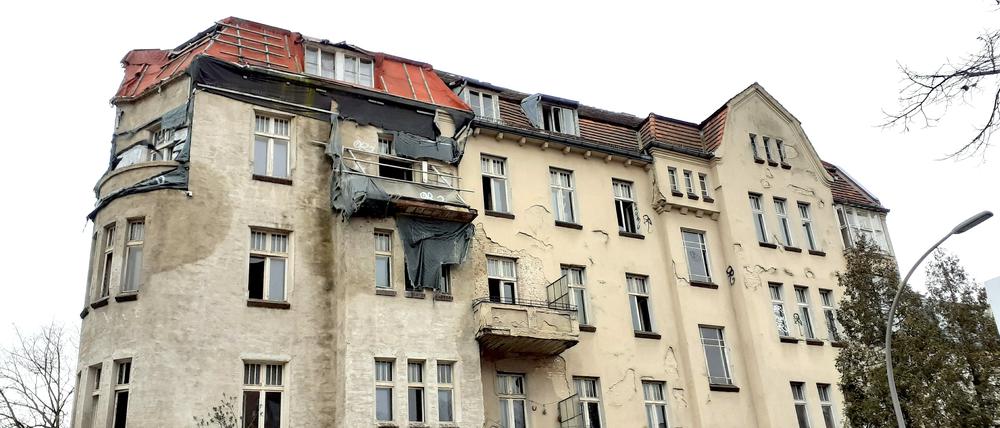 Elf Wohnungen: Das Haus im Gardeschützenweg / Ecke Hindenburgdamm verfällt seit Jahren. Den Besitzer scheint es nicht zu kümmern.