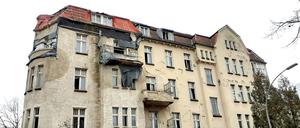 Elf Wohnungen: Das Haus im Gardeschützenweg / Ecke Hindenburgdamm verfällt seit Jahren. Den Besitzer scheint es nicht zu kümmern.