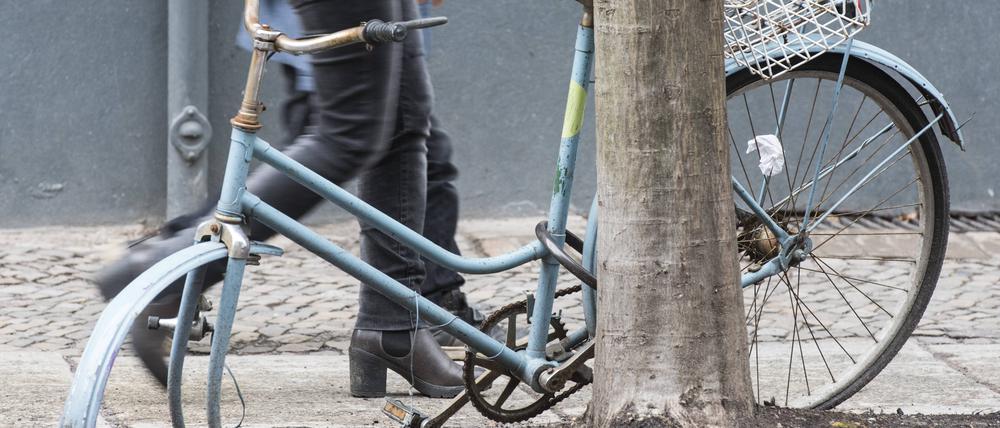 Nicht mehr gefragt: Ein schrottreifes Fahrrad in Berlin-Prenzlauer Berg.