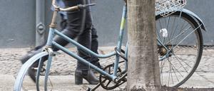 Nicht mehr gefragt: Ein schrottreifes Fahrrad in Berlin-Prenzlauer Berg.