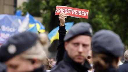 Anti-Kriegs-Plakat auf einer Demo in Düsseldorf.