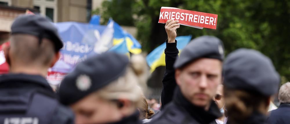 Anti-Kriegs-Plakat auf einer Demo in Düsseldorf.