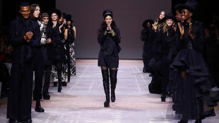 Esther Perbandt bekommt Applaus für ihre Herbst-/Winterkollektion auf der Berliner Modewoche im März 2022.